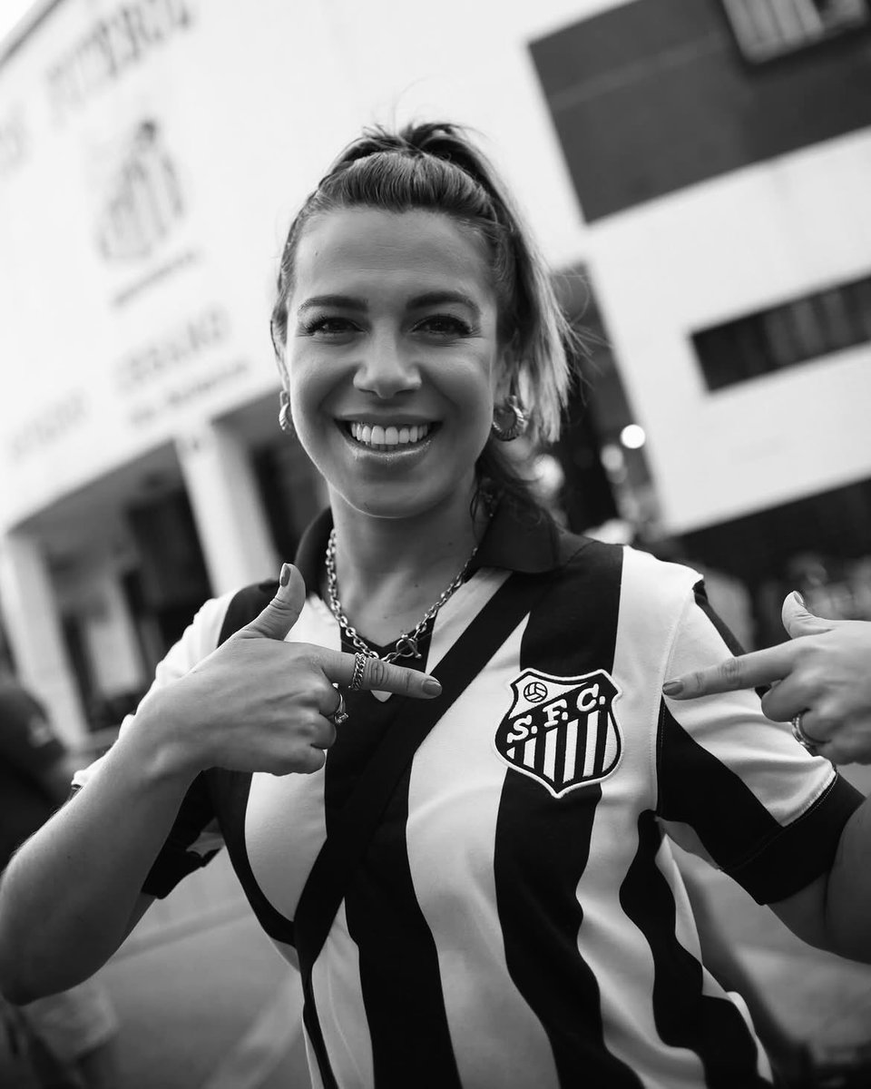 SantosFC's tweet photo. É com muito pesar que o Santos FC comunica o falecimento da nossa eterna torcedora, Naty Potira.

Natália foi uma comissária de bordo que sempre exaltou o seu amor pelo Peixão. Seu carisma incomparável e sua incrível simpatia a tornaram muito popular entre a nação santista, levando alegria por todos os lugares por onde passou, principalmente pela Vila Belmiro. Uma pessoa tão querida, que participou de inúmeras ações promovidas pelo clube, abrilhantando-as de uma forma que jamais esqueceremos, como, por exemplo, na conscientização do Outubro Rosa, causa que sempre defendeu e propagou.

Essa é a imagem que sempre teremos de Natália Potira: uma torcedora apaixonada, que fez do Santos a sua vida e espalhou amor e felicidade para todos que tiveram a sorte de conhecê-la.

Muito obrigado, Naty. Muito obrigado por tudo o que você fez pelo clube e por todos que te amaram. Muita força aos familiares e amigos desta pessoa única, que jamais será esquecida.

Descanse em paz, nossa eterna Potira. 🖤