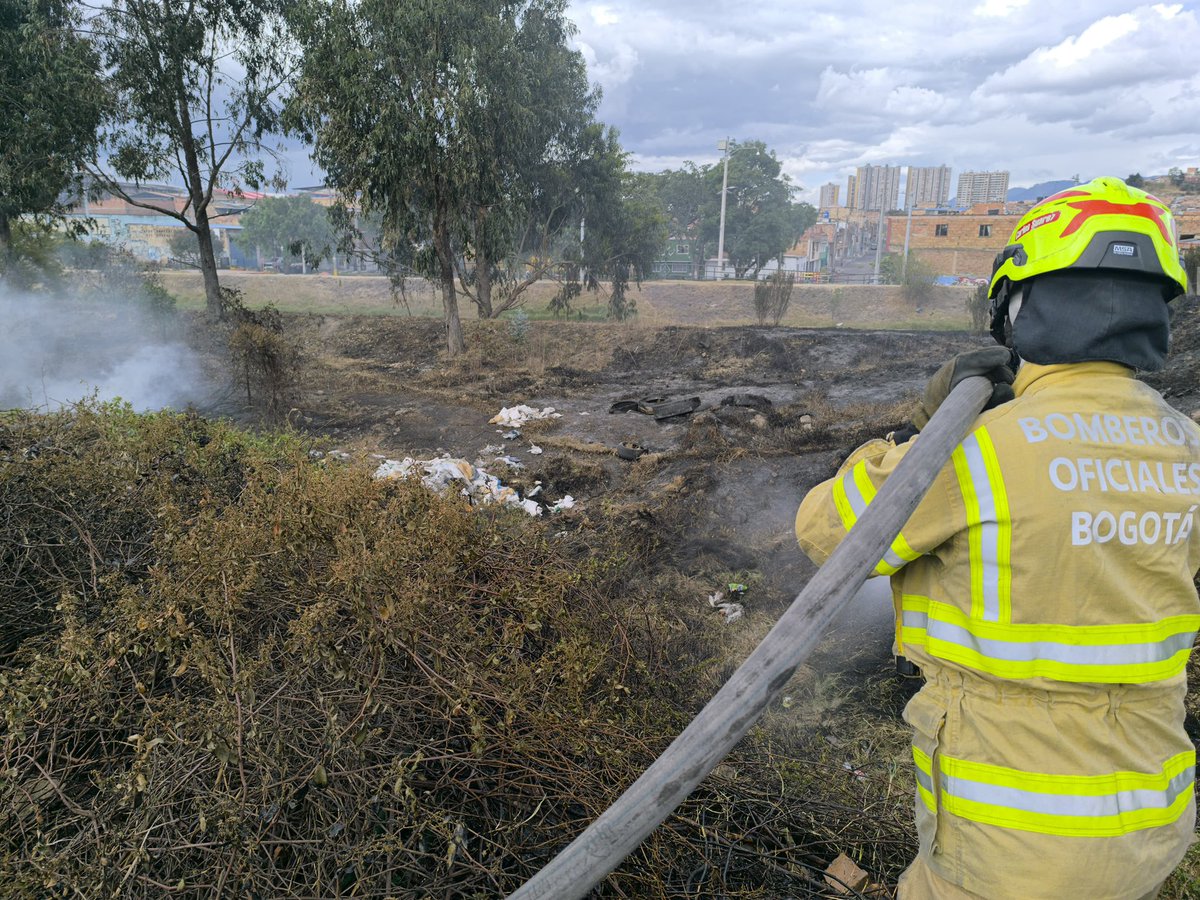 BomberosBogota's tweet photo. 🚨 Controlamos una quema forestal, en la Calle 69 Sur con Carrera 12D. No se reportan personas lesionadas, se asegura el área.

📞 Recuerde reportar cualquier emergencia a la Línea 123. https://t.co/TP9ZPN7wH4