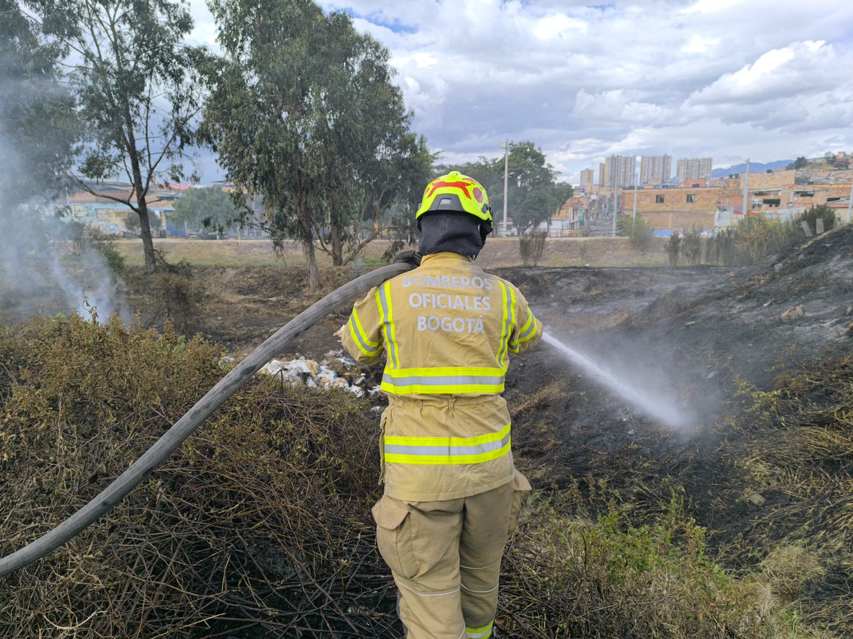 BomberosBogota's tweet photo. 🚨 Controlamos una quema forestal, en la Calle 69 Sur con Carrera 12D. No se reportan personas lesionadas, se asegura el área.

📞 Recuerde reportar cualquier emergencia a la Línea 123. https://t.co/TP9ZPN7wH4