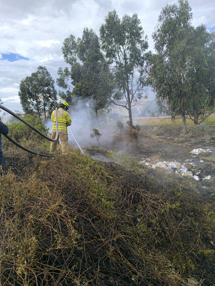 BomberosBogota's tweet photo. 🚨 Controlamos una quema forestal, en la Calle 69 Sur con Carrera 12D. No se reportan personas lesionadas, se asegura el área.

📞 Recuerde reportar cualquier emergencia a la Línea 123. https://t.co/TP9ZPN7wH4