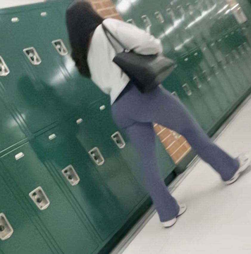 Es_Dee1's tweet photo. Baddie senior capped #candidass #candid #hs #candidhs #capped https://t.co/BqdEUzKxRb