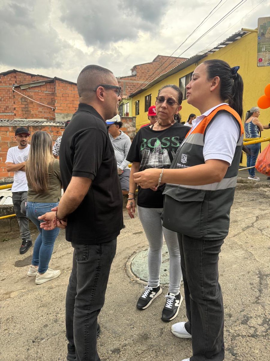 Pargam_07's tweet photo. 🏘️ Hoy estamos en Barrio Nuevo, acompañando la entrega del mejoramiento del barrio y el Carrusel de servicios de la Alcaldía de Envigado.

Estos espacios nos permiten estar cerca de la comunidad, escuchar a nuestra gente #DeLaManoConLaGente. https://t.co/Xm5DtN2vB6