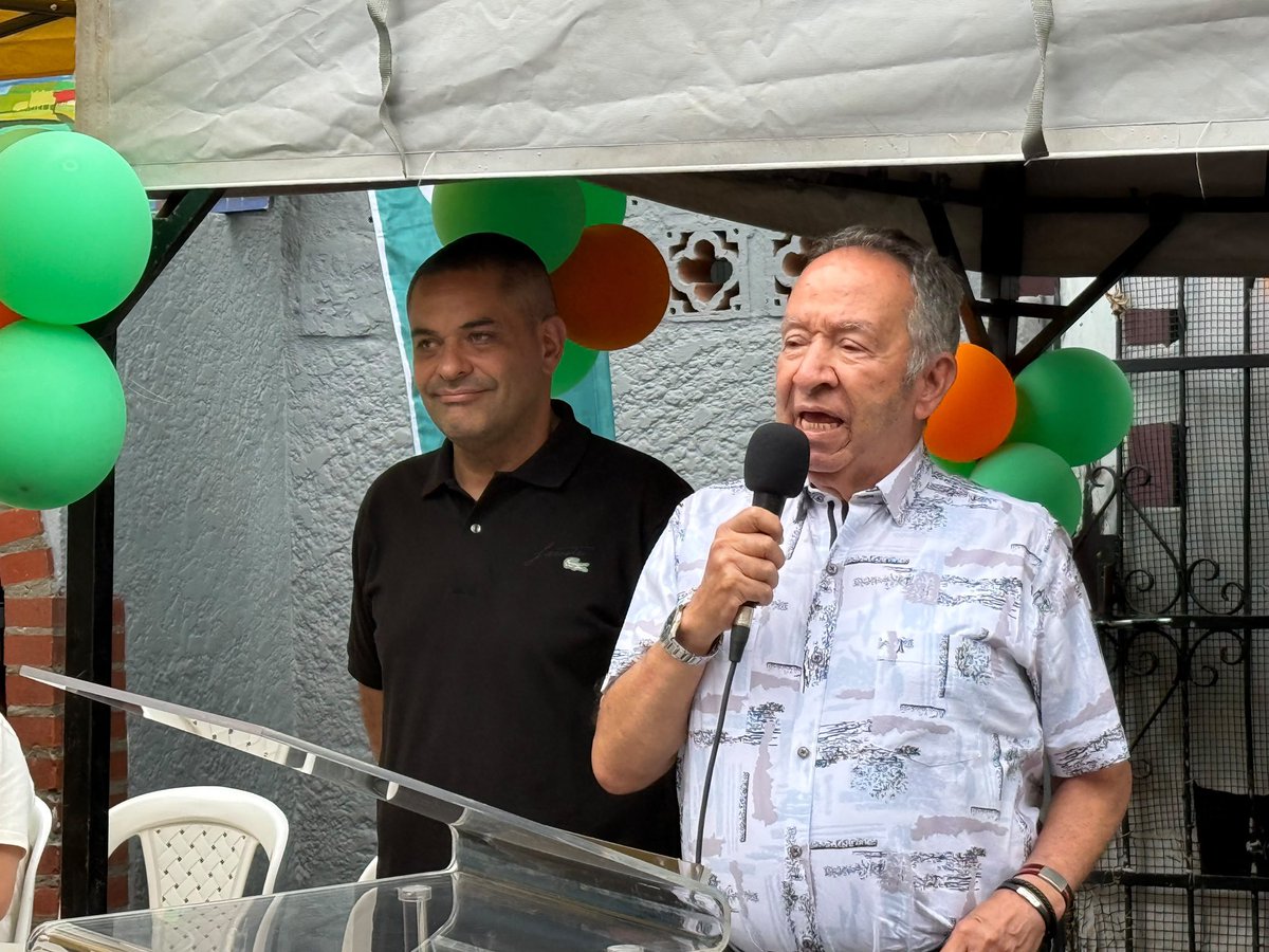 Pargam_07's tweet photo. 🏘️ Hoy estamos en Barrio Nuevo, acompañando la entrega del mejoramiento del barrio y el Carrusel de servicios de la Alcaldía de Envigado.

Estos espacios nos permiten estar cerca de la comunidad, escuchar a nuestra gente #DeLaManoConLaGente. https://t.co/Xm5DtN2vB6