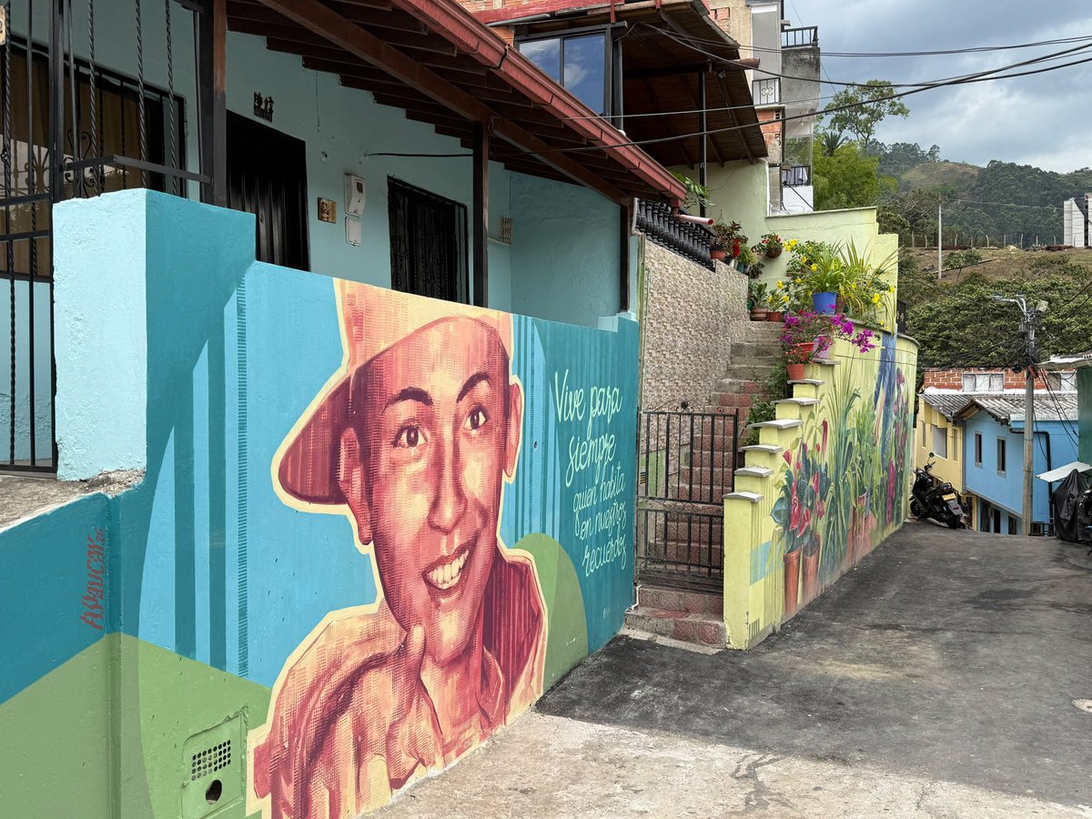 Pargam_07's tweet photo. 🏘️ Hoy estamos en Barrio Nuevo, acompañando la entrega del mejoramiento del barrio y el Carrusel de servicios de la Alcaldía de Envigado.

Estos espacios nos permiten estar cerca de la comunidad, escuchar a nuestra gente #DeLaManoConLaGente. https://t.co/Xm5DtN2vB6