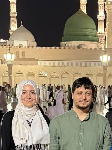 volkan_giritli's tweet photo. ⏩Fon Skandalı sonrası istifa eden Ak Partili Fatma Betül Sayan Kaya, Özata Denizcilik Hissesine 63.359.000 TL para yatırmış, kocası İlyas Kaya ise aynı hisseye 99.687.000 TL yatırmış.

Tarih 8 Nisan.

Bu tarihte #ozatd hissesi 222.60 TL. 
Hanımefendinin hisseyi 255 TL'den aldığı yazıyor. Mühim değil, hisse 220 lira diyelim.

Bu hisse Ağustos 2024'te 105 TL'den halka arz edilmiş.

Hisse Fatma Betül Hanım'ın aldığı tarihten itibaren hızla yükselmeye başlamış, 30 Nisan 2026'da 373 Lira olmuş. Mayıs ayı sonunda 1 Haziran günü 1400 liraya kadar fırlamış. Eylül başında sattığını düşünürsek, 1 Eylül fiyatı 4820 TL'ye ulaşmış...

Şimdi burada 220 liradan 4800 liraya müthiş bir sıçrama periyodu var. 
Fatma Betül Sayan Kaya ve eşi 160 milyon parayı gözünü kırpmadan bu hisseye yatırıyor. Bu kadar büyük bir para böyle bir şirkete yatırılır mı? Bu riske girilir mi?
Tabi ki hayır.
Lakin birileri size bir şeyler fısıldarsa yatırdığın para 20 misli artacak derse ve çıkman gereken zamanda sizi uyarırsa yatırırsınız...

Burada bir "insider trading" durumu olduğu aşikar.

Bu arada Özata Denizcilik Mart 2026'da açıkladığı bilançoda 127 milyon TL zarar açıklamış.
Mayıs 2026 Bilançosunda 288 Milyon TL zarar açıklamış.
Son olarak Austos 2026'da açıklanan bilançosunda 603 Milyon TL zarar açıklamış.
Bu geçen periyotta şirketin 1 Milyar 290 Milyon borcu varken borç hemen hemen sabit kalmış toplam varlıkları ve özkaynakları da hemen hemen sabit kalan şirketin piyasa değeri 14.3 Milyardan 324 Milyara çıkmış.

Yani Fatma Betül hanım ve kıymetli zevci 160 Milyon Liralık birikimlerini böyle parlak(!) bir şirkete yatırmakta bir beis görmemişler...(!)

İşin ilginci SPK bu bilançolara bakıp "Bu nasıl oluyor" dememiş. Yani görevini yapmamış.

Şöyle bakalım, Özata'nın Özkaynakları 4.5 Milyar lira, ve bir karı koca bu hisseden tertemiz 2 milyar kazanmış.

Ben böyle bir kazancı izah edemem. Zarar açıklayan ve zararı katlanarak artan bir şirketin fiyatının 4 ayda 220 liradan 4800 liraya çıkmasını da kimse izah edemez.

Merak ediyorum bu işin sonu ne olacak acaba?
İktisat Fakültesini bitireli çok oldu, bunların sayesinde doktora yapıyoruz. Sağolsunlar...(!)
#ARTIKYETER #fonmağdurları #tera #pusula #istifa #TeraFonMağdurları #teraportföy #terayatırım  #yeterartık #dstkf #ktlev #trhol #MehmetŞimşek #cumartesi #pazar #bist #bist100