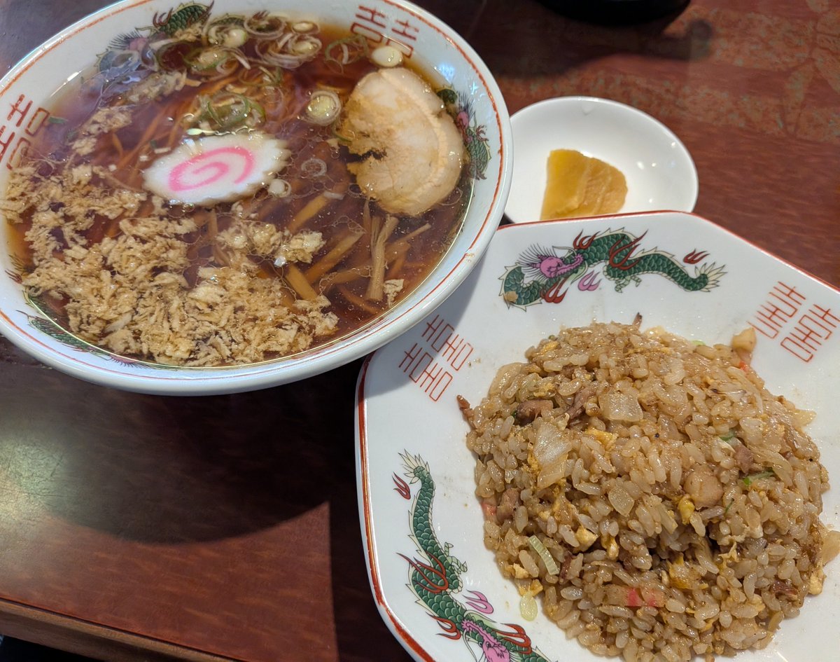 MVtwpZIp2Z37073's tweet photo. 安中市「関所食堂」で「にんにくラーメン」+チャーハン注文🙋‍♂️
透明感あるあっさり醤油スープ、丼に浮かぶにんにくは香り高く最高👍
柔らかく、しなやかな平極細麺が優しい☺️
チャーシューは適度な脂身があり美味い🙆‍♂️
チャーハンはしっとり油分多めで個人的好み🤩
ご馳走様でした🙏✨
#群馬県 #関所食堂 https://t.co/s9OorL33ER