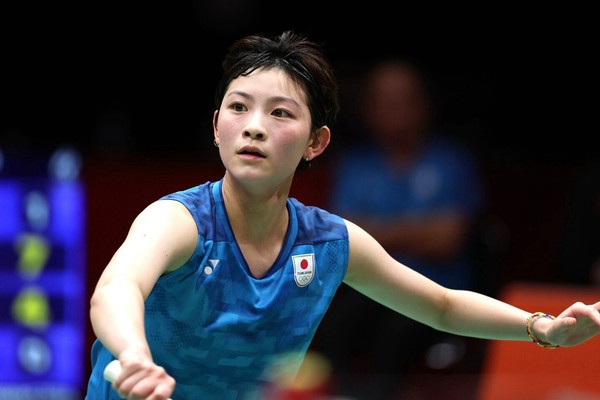Awakend_Citizen's tweet photo. 【これ、本当に日本開催のアジア大会なのか】

バドミントン🏸🇯🇵宮崎友花選手の試合開始がなんと午前0時8分→終了が午前0時49分💧

大会側が公表していた26日のバドミントン競技時間は、9時30分〜20時30分なのに💢

試合が長引き続けても別の空いたコートへ移すことはなく、予定はどんどん後ろ倒し

世界7位の宮崎と、五輪メダリストで元世界女王のシンドゥという好カードが始まった頃には、観客席はほぼ無人

さらに会場から一宮駅へ向かうシャトルバスは22時40分で終了

チケットを買って楽しみに待っていたファンからも、帰宅手段を考えて観戦を諦めたという声

そして勝ったシンドゥは、日付が変わった午前0時49分まで試合をした後、その日の午後には準々決勝

海外メディアからも
「馬鹿げている」
「一体どういうスケジュールなんだ」
「誰に何を見せるつもりなのか」

自国開催のアジア大会で、日本の世界7位の選手が午前0時過ぎ、ほぼ無観客の会場で試合

さすがにこれは運営がおかしいだろ💢

https://t.co/TQYrJiydht