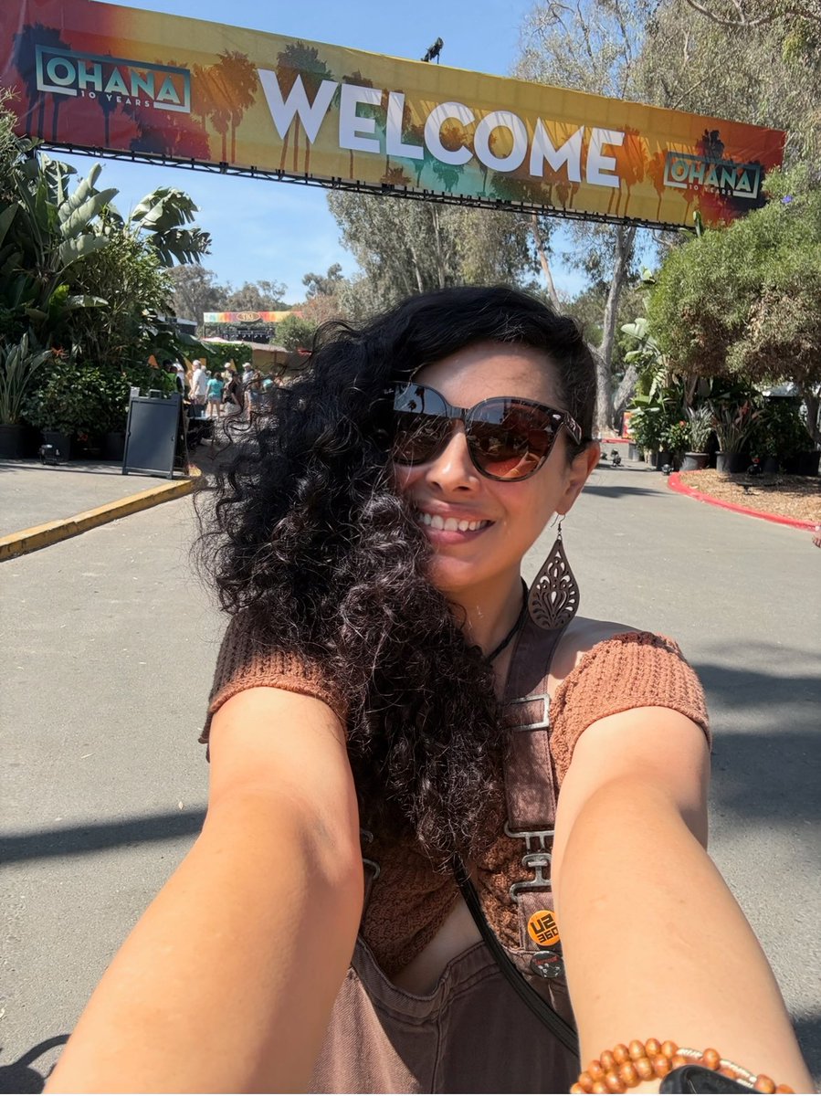 SilRigote's tweet photo. Ohana Night 1 on a U2Day!!! I had a blast!!! #U2 #PearlJam #EddieVedderAndFriends https://t.co/dcTwL847bB