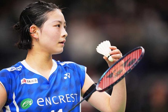 Awakend_Citizen's tweet photo. 【これ、本当に日本開催のアジア大会なのか】

バドミントン🏸🇯🇵宮崎友花選手の試合開始がなんと午前0時8分→終了が午前0時49分💧

大会側が公表していた26日のバドミントン競技時間は、9時30分〜20時30分なのに💢

試合が長引き続けても別の空いたコートへ移すことはなく、予定はどんどん後ろ倒し

世界7位の宮崎と、五輪メダリストで元世界女王のシンドゥという好カードが始まった頃には、観客席はほぼ無人

さらに会場から一宮駅へ向かうシャトルバスは22時40分で終了

チケットを買って楽しみに待っていたファンからも、帰宅手段を考えて観戦を諦めたという声

そして勝ったシンドゥは、日付が変わった午前0時49分まで試合をした後、その日の午後には準々決勝

海外メディアからも
「馬鹿げている」
「一体どういうスケジュールなんだ」
「誰に何を見せるつもりなのか」

自国開催のアジア大会で、日本の世界7位の選手が午前0時過ぎ、ほぼ無観客の会場で試合

さすがにこれは運営がおかしいだろ💢

https://t.co/TQYrJiydht