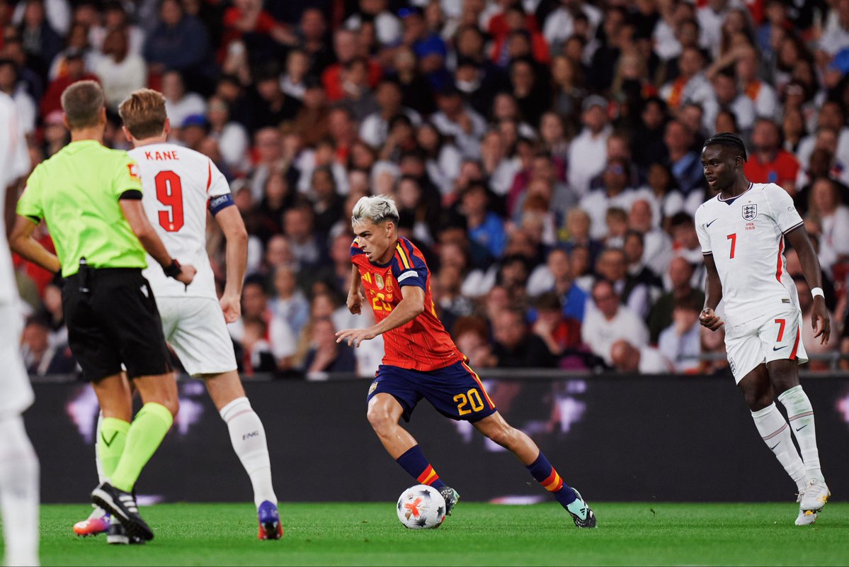 Pedri's tweet photo. 50 partidos y primera victoria con dos estrellas en un escenario único. @SEFutbol https://t.co/xVUSjhZAb2