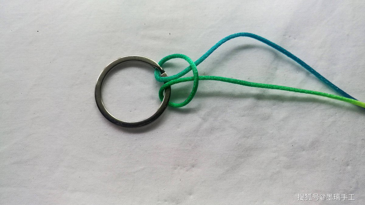 EvanBashoroe9's tweet photo. DIY macramé keychain in 10 mins! Tried cotton cord u0026 a bead, super satisfying beginner project.  #DIYCrafts， https://t.co/zyXbcCUP7X