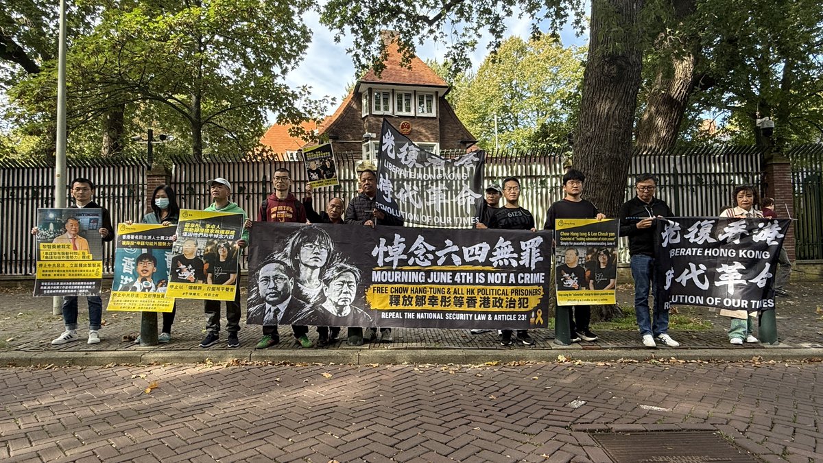anticcpnl's tweet photo. 1/5 📍【總覽】
【海牙抗議現場】「悼念六四無罪・釋放鄒幸彤等香港政治犯」抗議行動圓滿結束！

2026年9月26日下午，由南方街頭運動推動者賴日福發起的示威行動在中國駐荷蘭大使館後門舉行。在荷港人、粵獨人士、桂獨人士、基督徒及中國民主黨成員等共 18 人到場聲援。

中共使館在後門特意安排了兩名荷蘭本地安保，並稱「互相理解，不要有過激行為」。現場全程理性堅定。