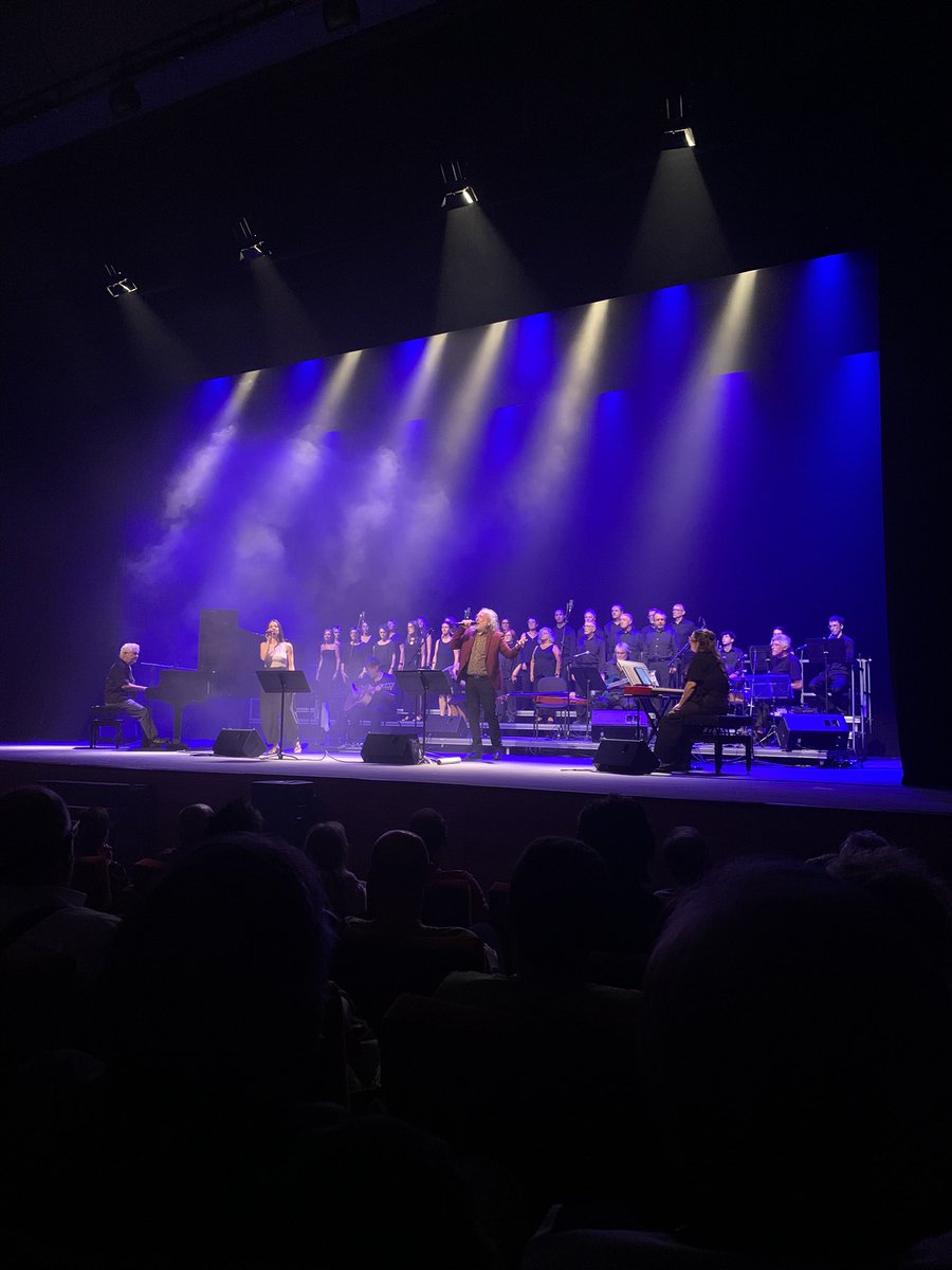 GloAiguafreda's tweet photo. Concert a @latlantidavic ‘Llach Gener 76’, que commemora els cinquanta anys dels concerts històrics de Lluís Llach al Palau dels Esports de #Barcelona. Jo, només tenia 12 anys, però avui he comprovat com totes aquelles cançons ens van fer crèixer amb identitat i criteri. #G76 https://t.co/UX0tjXLAAt