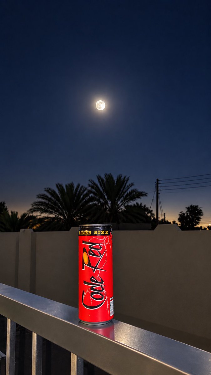 __moz3's tweet photo. ما يجبر الشاعر سوى عذب حرفه
لا امست هموم اليل تقلق هدوه

ولا يغلب الشاجع سوى طيب عرفه
لا سار سيفه فوق هامة عدوه https://t.co/q1nVTn2B2Q