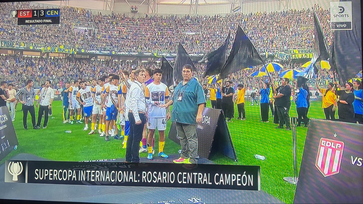 juanmatucci's tweet photo. Poéticas las banderas negras de fondo para confirmar que hoy terminaron de matar al fútbol argentino. https://t.co/I0PNGBaWac