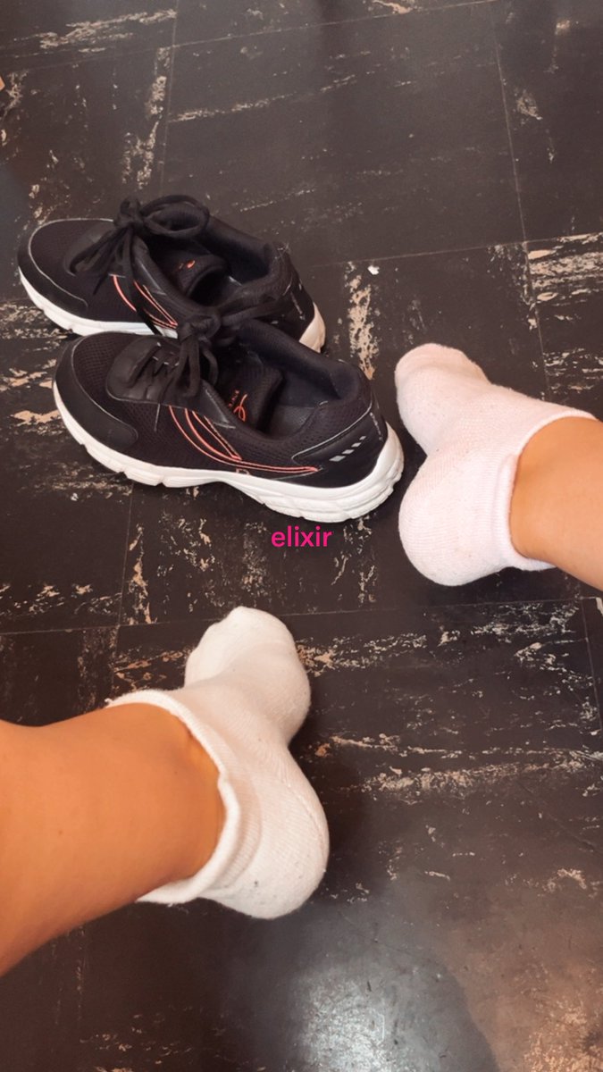 elixir_pieds's tweet photo. Mon cher et tendre esclave 😏 Mon sport est terminé. Maintenant que tu m’as déchaussée, approche et renifle bien mes pieds 👣😈 https://t.co/vz9av2nyqF