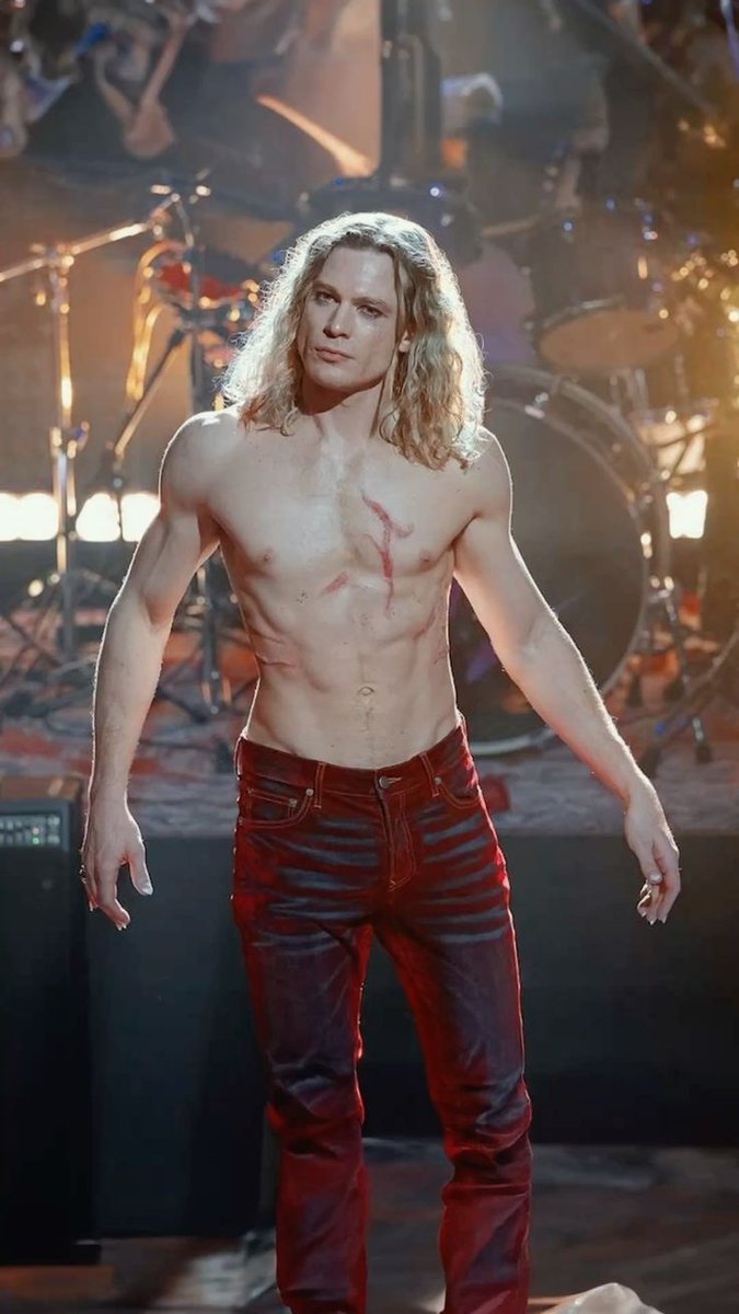 lestatgothic's tweet photo. lestat de lioncourt é 13 https://t.co/gOev5lfIyo