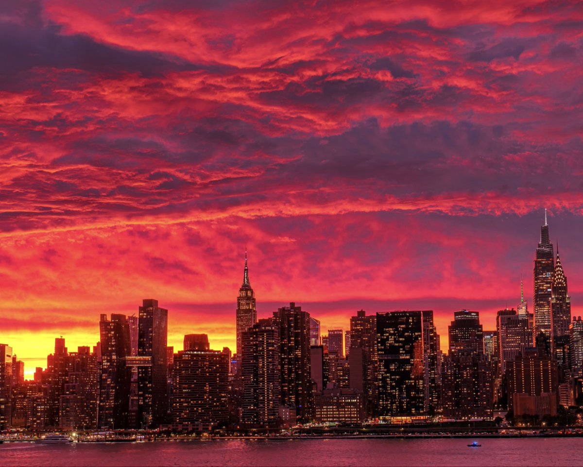 updateswiftbr's tweet photo. PINK CLOUDING! 🌆🩷 

Simplesmente o pôr do sol em Nova York na noite de ontem (25), data de lançamento da edição deluxe “The Life of a Showgirl: The Encore”. https://t.co/Di38iKAP8g