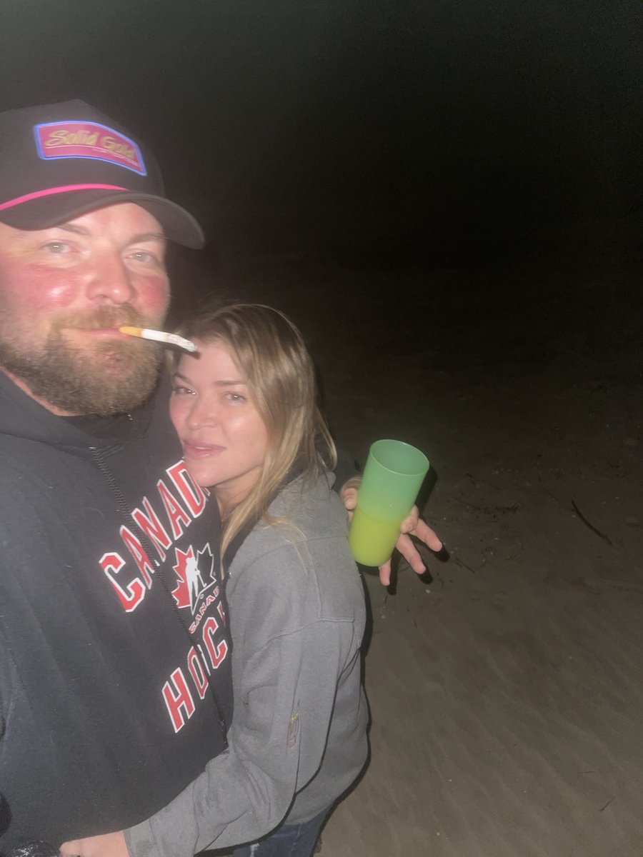 LeafsMaz20's tweet photo. Night time fun vs daytime fun with @JennyMissFit lol
#PortFranks #LakeHuron #SandpiperCottages https://t.co/Bnk2SttADC