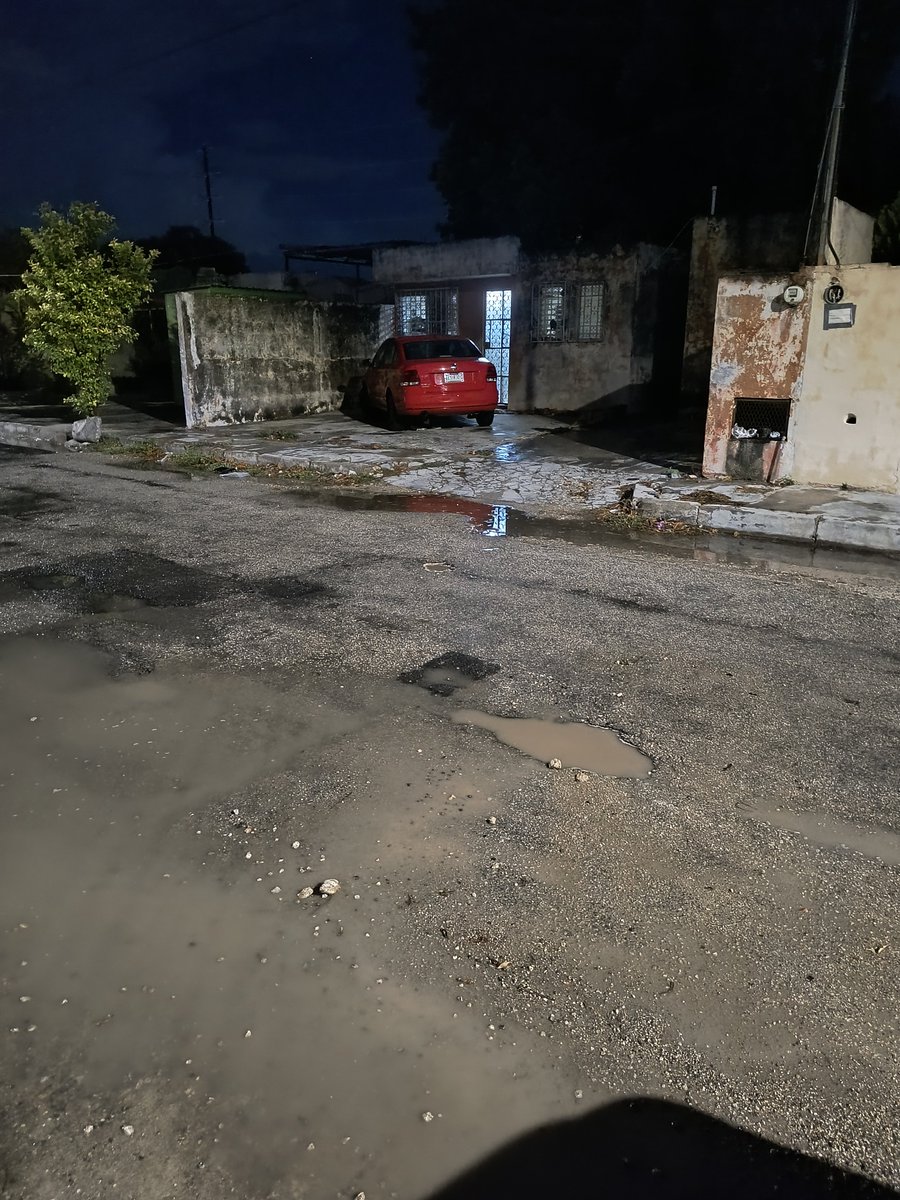 JulioPo25140575's tweet photo. Buenas tardes, reporte de presencia de baches en la calle 23 entre 14 y 16 del fraccionamiento mulsay. @AyuntaMerida @CeciliaPatronL Gracias! https://t.co/ttEt7x5kvI