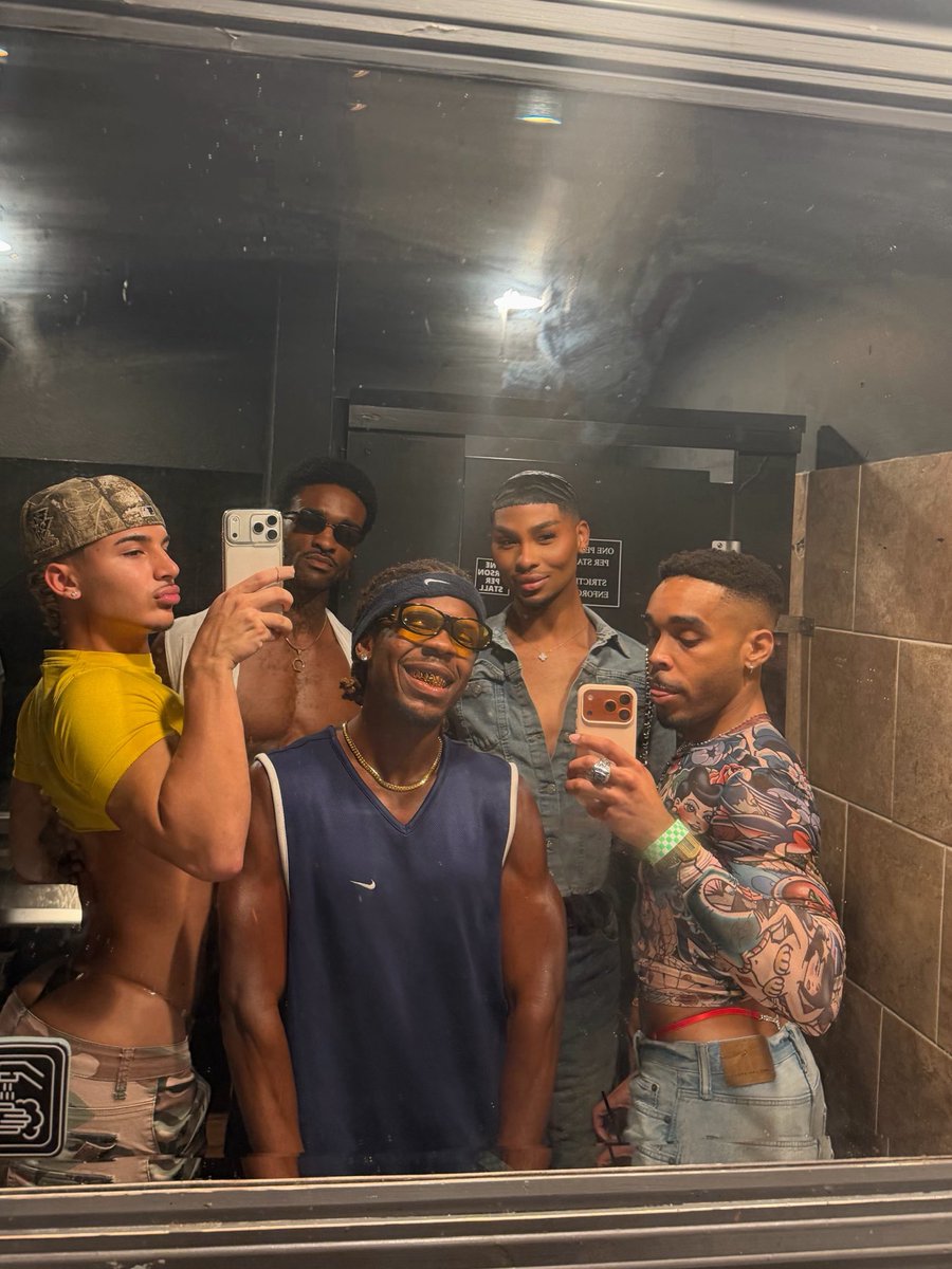 harajukujayyy's tweet photo. pov: u see me &amp; my bitches @ the club wyd? https://t.co/WIiHTBwr4s