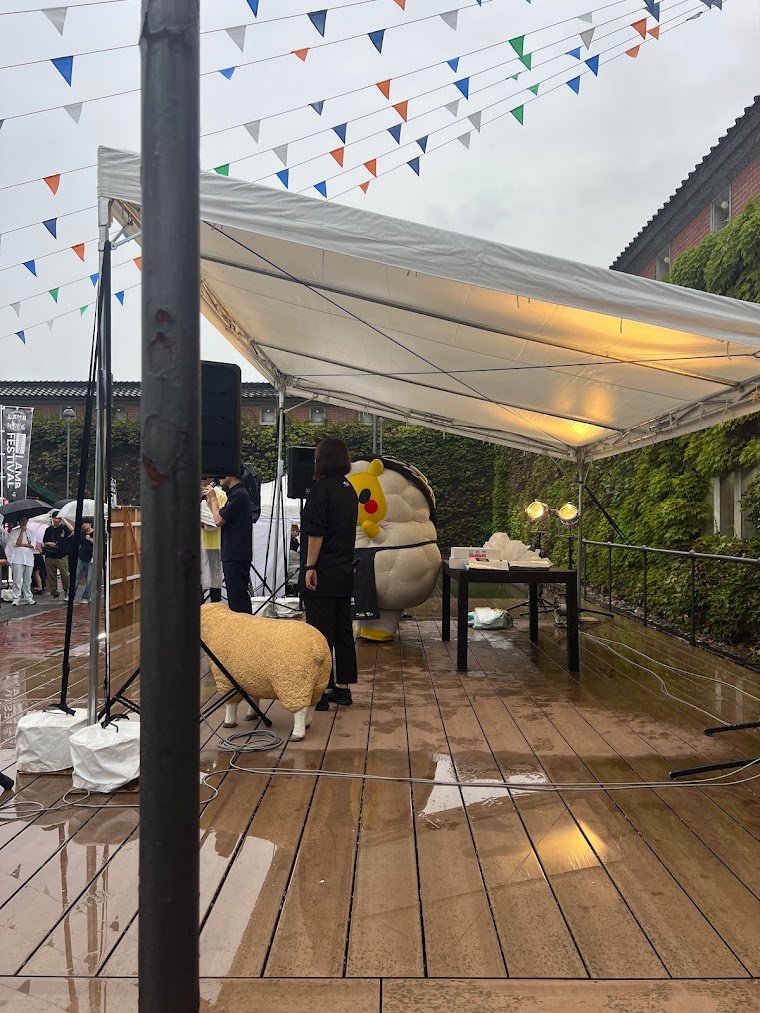 kikuchicn's tweet photo. ちらっとジンギスカンのジンくん。岡山初上陸らしい。札幌から追っかけてきた熱心なファンもいるとの事。すげーなー https://t.co/OdfnDKNHSN