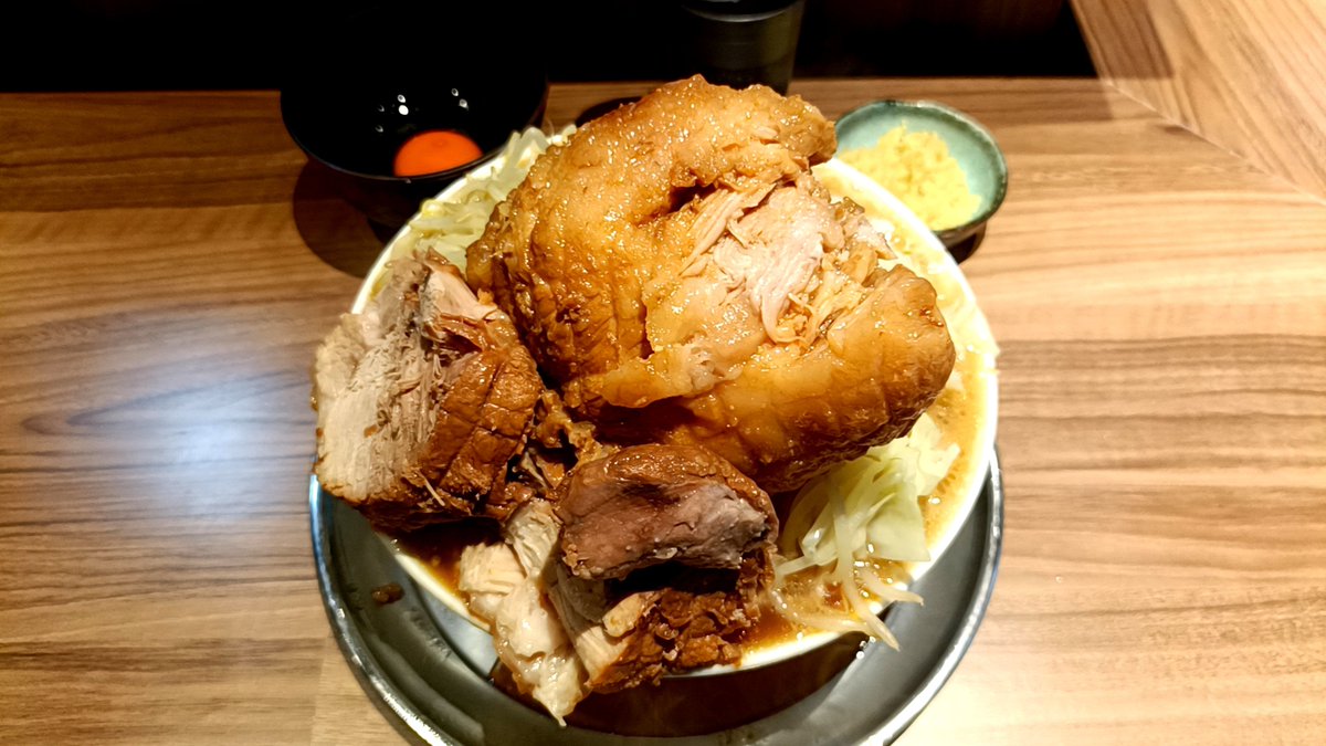 yoshidako3's tweet photo. らーめん菊
小ラーメン ヤサイ+ショウガ+生卵

☔の土曜日14時少し前に訪問🚶‍♂️
外待ち4番目も少し待って着席🪑
寒いのとオープン以来限定ばかり
だったのでデフォを選択🍜
🦦ちゃんのお腹空いてます？に
うっかりまぁまぁ空いてますと
言ってしまった着丼がこちら🍜
久しぶりのデフォは美味しかった😋ですけど味わったのは最初だけで
見た事が無い塊が乗っていて
後で聞いたのが脂爆弾というもので
まさにお腹が破裂する兵器で💣
通常の🐷も🪨でなかなか減らない
店内割とゆったりだったので
ウプウプしながら30分位かけて
何とか完食しました🥹
ラッコちゃん、川さん
ご馳走様でした🙇‍♂️
🚃でも🏠でも気絶してました😂
@ramenkiku  #らーめん菊  #下永谷  #ラーメン  #らーめん