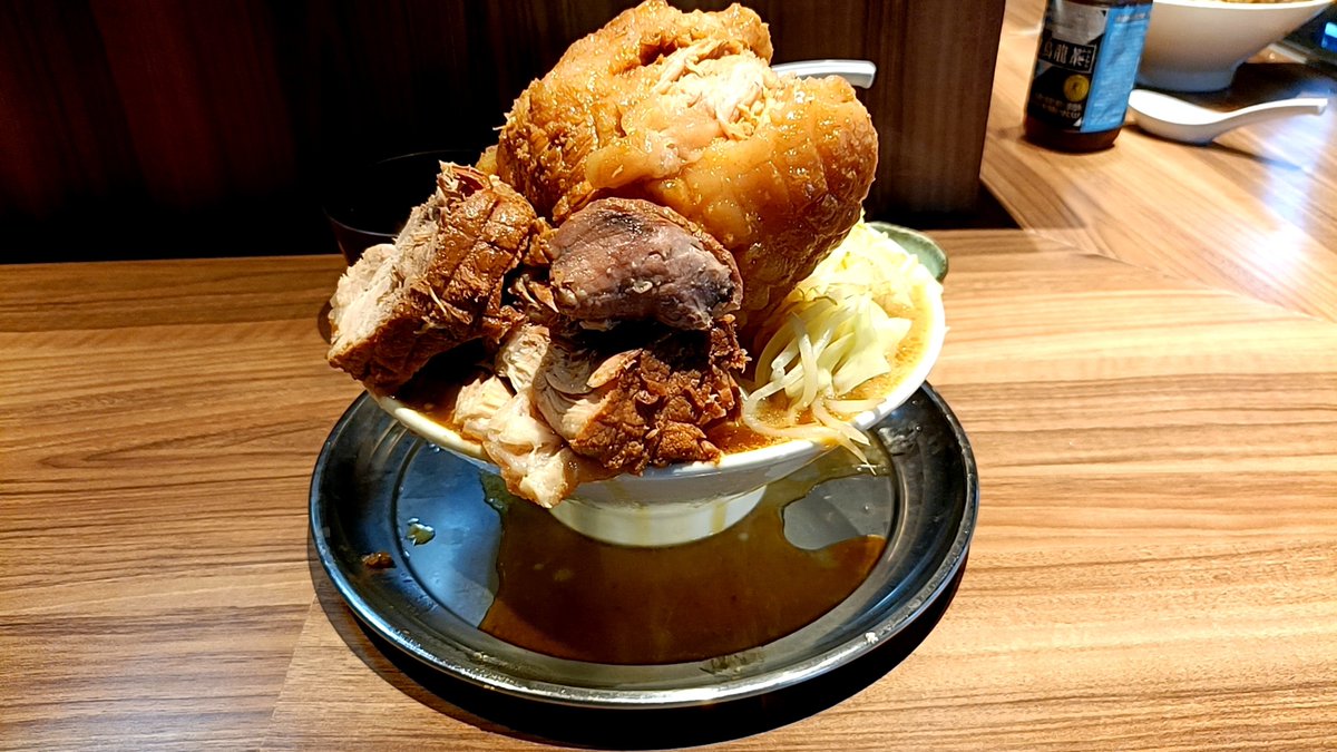 yoshidako3's tweet photo. らーめん菊
小ラーメン ヤサイ+ショウガ+生卵

☔の土曜日14時少し前に訪問🚶‍♂️
外待ち4番目も少し待って着席🪑
寒いのとオープン以来限定ばかり
だったのでデフォを選択🍜
🦦ちゃんのお腹空いてます？に
うっかりまぁまぁ空いてますと
言ってしまった着丼がこちら🍜
久しぶりのデフォは美味しかった😋ですけど味わったのは最初だけで
見た事が無い塊が乗っていて
後で聞いたのが脂爆弾というもので
まさにお腹が破裂する兵器で💣
通常の🐷も🪨でなかなか減らない
店内割とゆったりだったので
ウプウプしながら30分位かけて
何とか完食しました🥹
ラッコちゃん、川さん
ご馳走様でした🙇‍♂️
🚃でも🏠でも気絶してました😂
@ramenkiku  #らーめん菊  #下永谷  #ラーメン  #らーめん