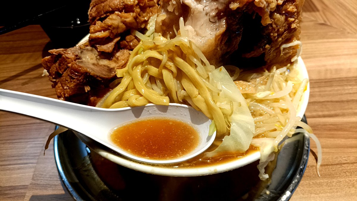 yoshidako3's tweet photo. らーめん菊
小ラーメン ヤサイ+ショウガ+生卵

☔の土曜日14時少し前に訪問🚶‍♂️
外待ち4番目も少し待って着席🪑
寒いのとオープン以来限定ばかり
だったのでデフォを選択🍜
🦦ちゃんのお腹空いてます？に
うっかりまぁまぁ空いてますと
言ってしまった着丼がこちら🍜
久しぶりのデフォは美味しかった😋ですけど味わったのは最初だけで
見た事が無い塊が乗っていて
後で聞いたのが脂爆弾というもので
まさにお腹が破裂する兵器で💣
通常の🐷も🪨でなかなか減らない
店内割とゆったりだったので
ウプウプしながら30分位かけて
何とか完食しました🥹
ラッコちゃん、川さん
ご馳走様でした🙇‍♂️
🚃でも🏠でも気絶してました😂
@ramenkiku  #らーめん菊  #下永谷  #ラーメン  #らーめん