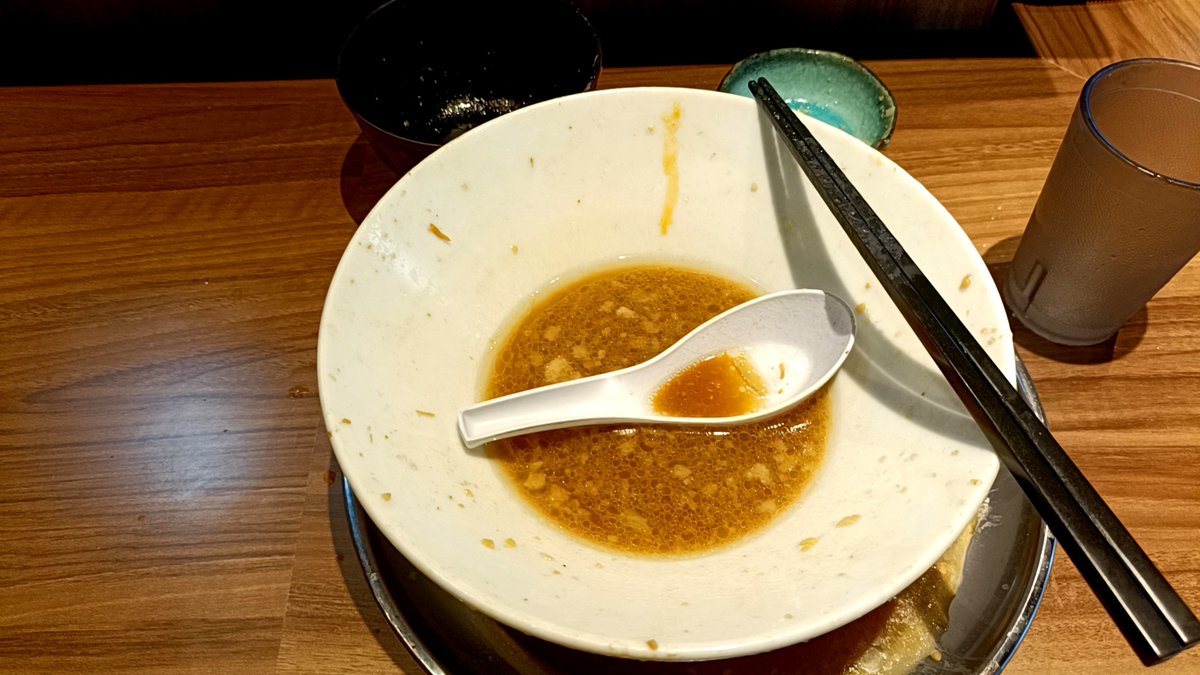 yoshidako3's tweet photo. らーめん菊
小ラーメン ヤサイ+ショウガ+生卵

☔の土曜日14時少し前に訪問🚶‍♂️
外待ち4番目も少し待って着席🪑
寒いのとオープン以来限定ばかり
だったのでデフォを選択🍜
🦦ちゃんのお腹空いてます？に
うっかりまぁまぁ空いてますと
言ってしまった着丼がこちら🍜
久しぶりのデフォは美味しかった😋ですけど味わったのは最初だけで
見た事が無い塊が乗っていて
後で聞いたのが脂爆弾というもので
まさにお腹が破裂する兵器で💣
通常の🐷も🪨でなかなか減らない
店内割とゆったりだったので
ウプウプしながら30分位かけて
何とか完食しました🥹
ラッコちゃん、川さん
ご馳走様でした🙇‍♂️
🚃でも🏠でも気絶してました😂
@ramenkiku  #らーめん菊  #下永谷  #ラーメン  #らーめん