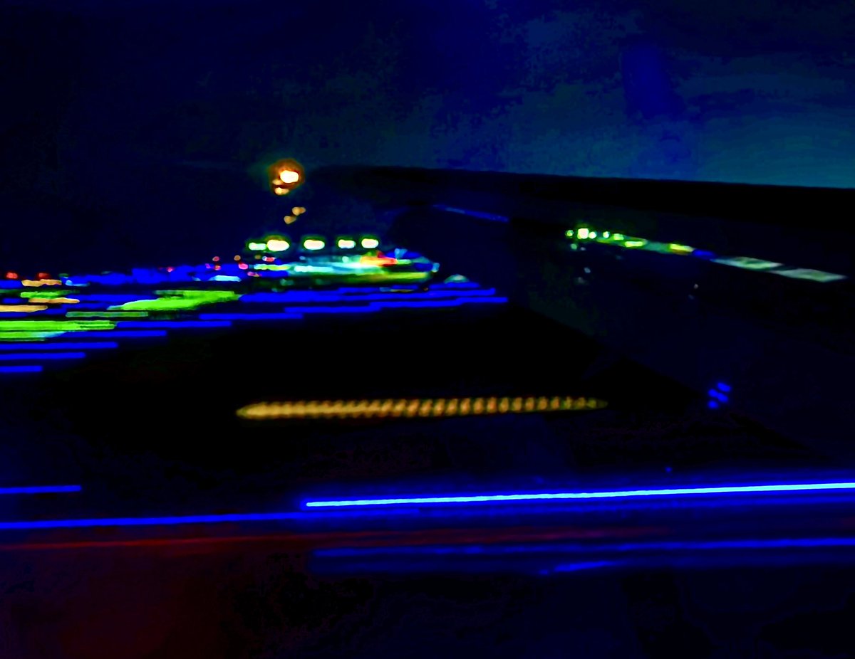 awanami_rockets's tweet photo. 夜間着陸したとき
奇跡的に撮れた写真
＃羽田空港 ＃夜間飛行 https://t.co/iVHdstVmkl