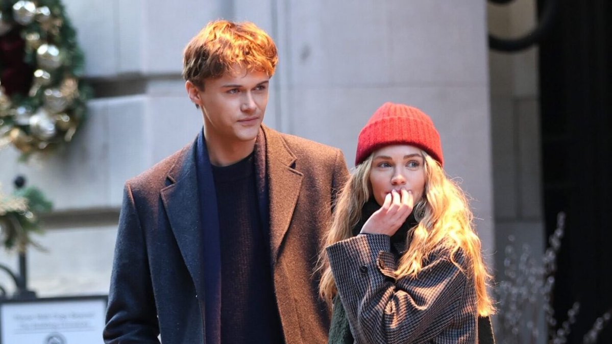 brineybrasil's tweet photo. Clashing Through the Snow, novo filme estrelado por Chris Briney e Michelle Randolph, estreia no Prime Video em 25 de novembro de 2026! 🎄

O longa acompanha dois colegas de trabalho rivais que precisam embarcar juntos em uma viagem de carro durante o período de festas, dando início a um inesperado romance.