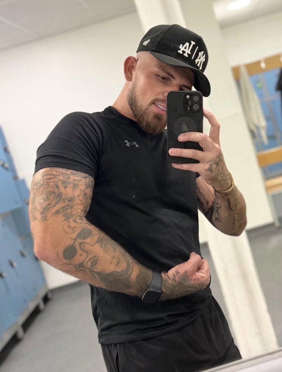 findommasteral's tweet photo. It’s Saturday night and you’re exactly where you should be, alone and gooning.🤣
Keep gooning boy!
Keep isolating yourself boy!
It makes it so much easier for me to take advantage of you when you’re so stupid🤤😈

#findom #finsub #cashsub #cashfag #cashpig #paypig #alpha #onlyfans #unethicalfindom #unethical #pits #biceps