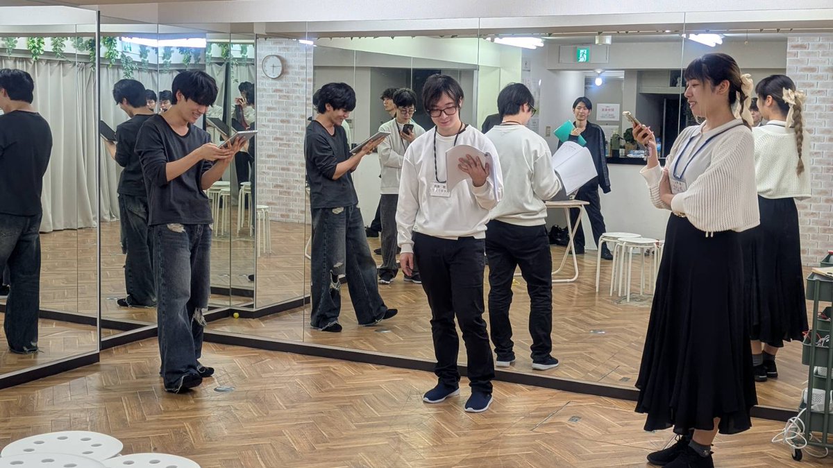 tk46u's tweet photo. 芝居仲間たちとワークショップ。

その場でやるワークを柔軟に変えていきます。
それがまた、即興性があって楽しい。

どんなワークが身体に馴染むのか、
みんなの変化を見つつ試行錯誤しています。 https://t.co/tbaQumckj0