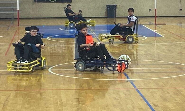 DiarioCoahuila's tweet photo. ⚽️🦽 Saltillo Soccer Powerchair abrió este sábado la temporada 2026-2027 de la Powerchair Football League con un triunfo de 1-0 sobre Gladiadores, dentro de la Liga de Desarrollo, en el Gimnasio Municipal de #Saltillo.

#Coahuila 

https://t.co/lDimVC4gIA https://t.co/ky2f44kTey