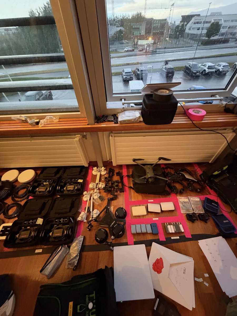itzDDawgg's tweet photo. Bts of Iceland🇮🇸:
Converters, Power Banks, Batteries, Cables, Drones, Mounts, Starlink for backup hotel network, Mounting Gear…

Really gotta keep everything organized when prepping the stream https://t.co/gEMAAZ9TVp