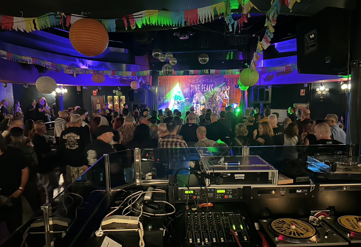 RadioSeu's tweet photo. Ple a la segona nit de concerts del #PinePeaks, a la Sala Guiu de #laSeu, amb els britànics Sharna Mae & The Mayhems. #AltUrgell #Pirineu #rockabilly https://t.co/COvUhZFTIa