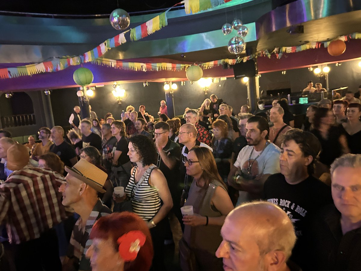 RadioSeu's tweet photo. Ple a la segona nit de concerts del #PinePeaks, a la Sala Guiu de #laSeu, amb els britànics Sharna Mae & The Mayhems. #AltUrgell #Pirineu #rockabilly https://t.co/COvUhZFTIa