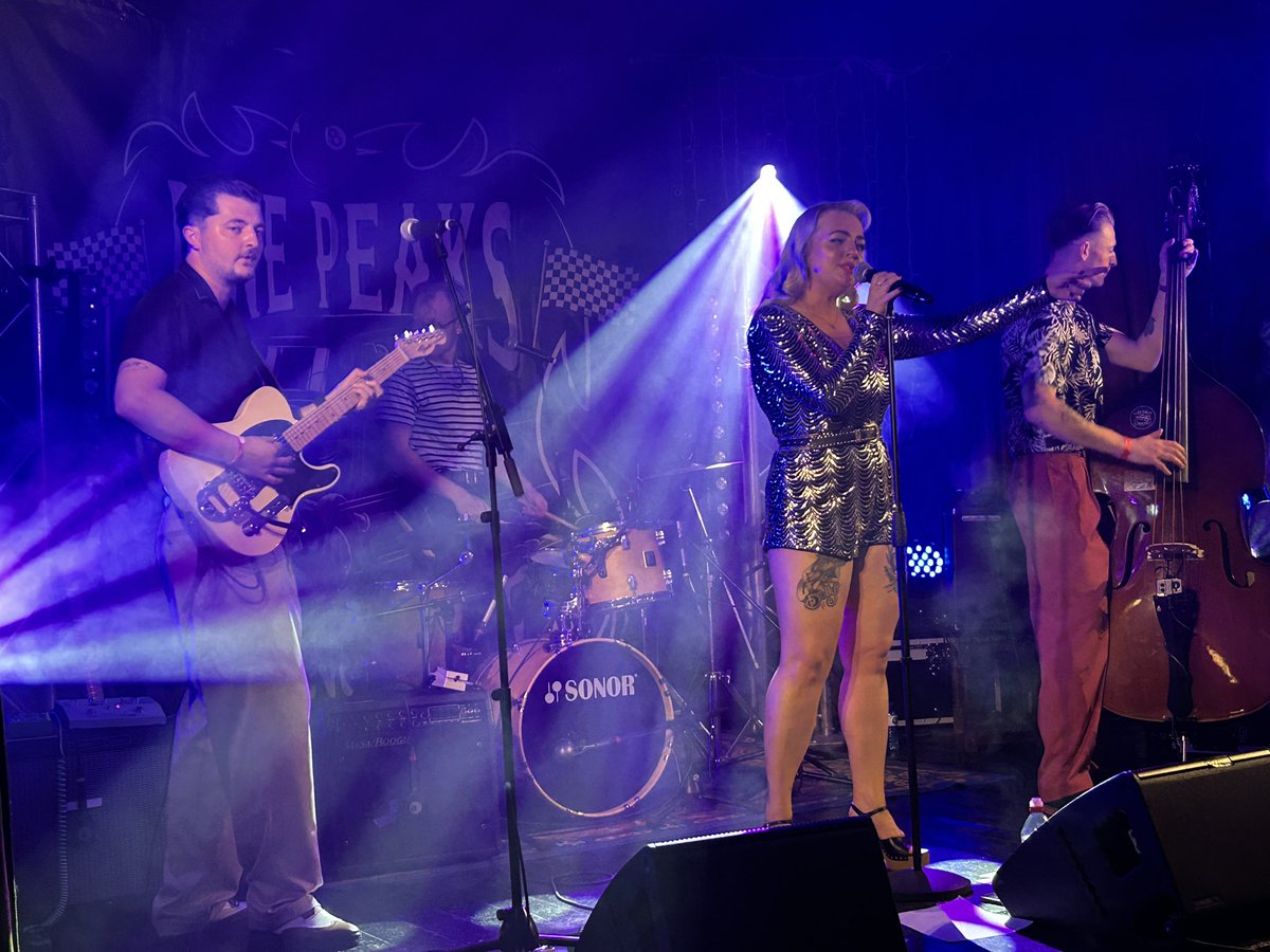 RadioSeu's tweet photo. Ple a la segona nit de concerts del #PinePeaks, a la Sala Guiu de #laSeu, amb els britànics Sharna Mae & The Mayhems. #AltUrgell #Pirineu #rockabilly https://t.co/COvUhZFTIa