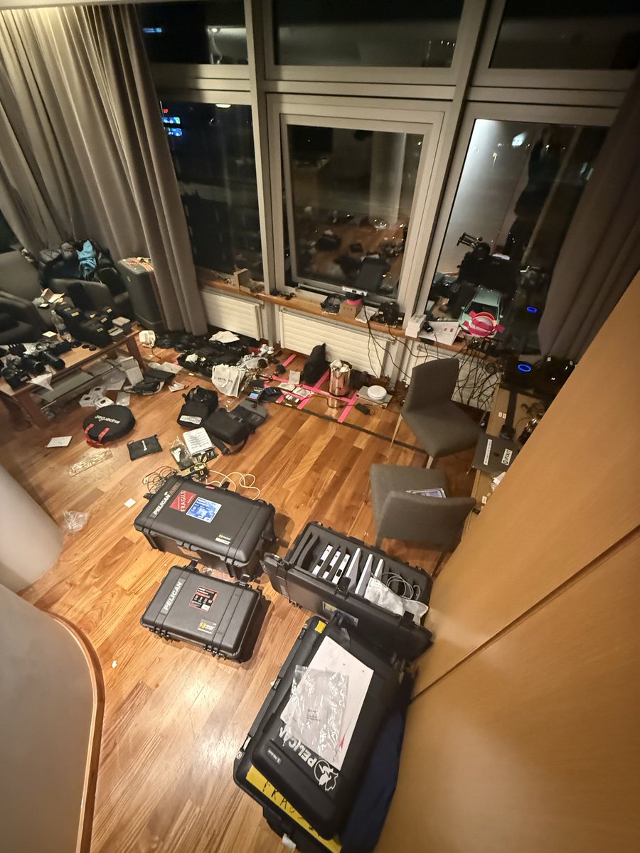 itzDDawgg's tweet photo. My hotel battle station 🛰️: https://t.co/ybjzbsgeIq