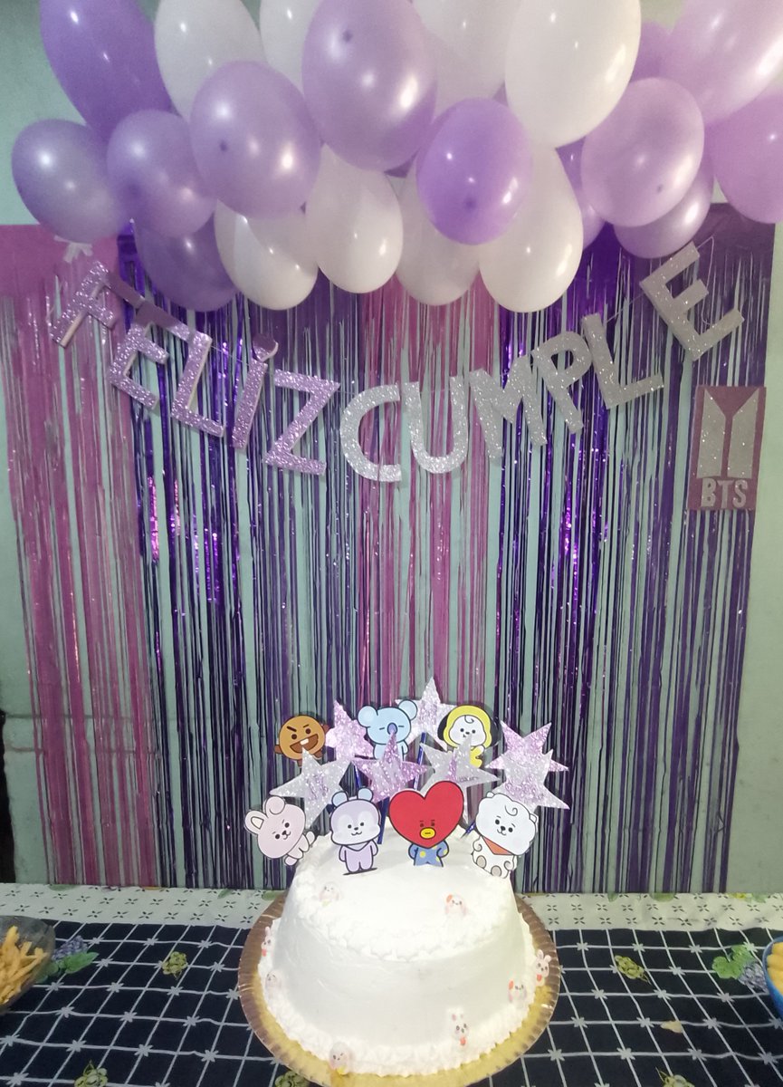 BTS_13LOVE's tweet photo. Hoy es mi cumple, miren mi torta!!!!! 
Lo que me prepararon.💜💜 https://t.co/1xpYu7JhxP