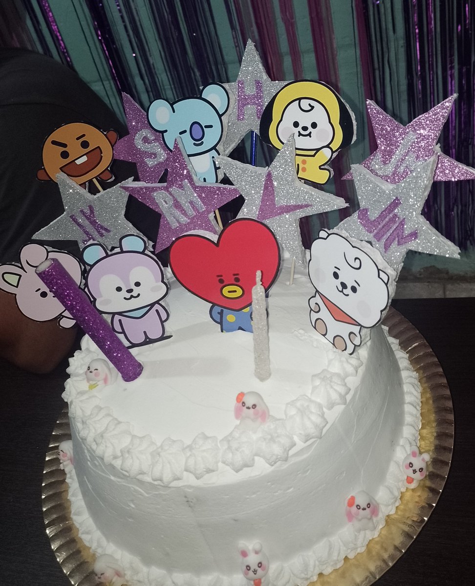 BTS_13LOVE's tweet photo. Hoy es mi cumple, miren mi torta!!!!! 
Lo que me prepararon.💜💜 https://t.co/1xpYu7JhxP