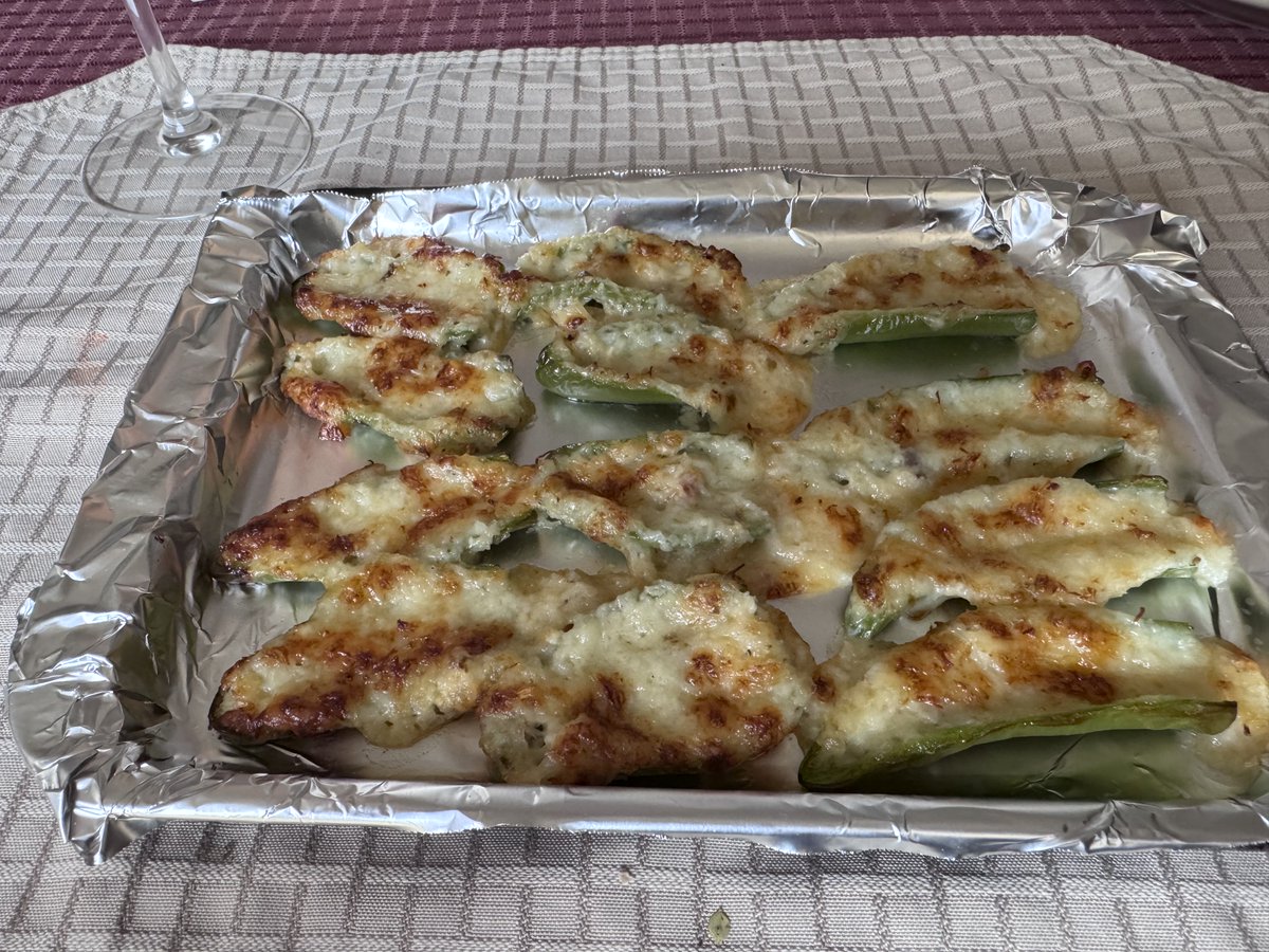 UOHaleyLab's tweet photo. One of my favorite fall snacks on the weekend - homegrown jalapeños stuffed with Oregon Dungeness crab and Parmesan cheese! YUMMY!!! #chemistswhocook https://t.co/flYhjqA8vu
