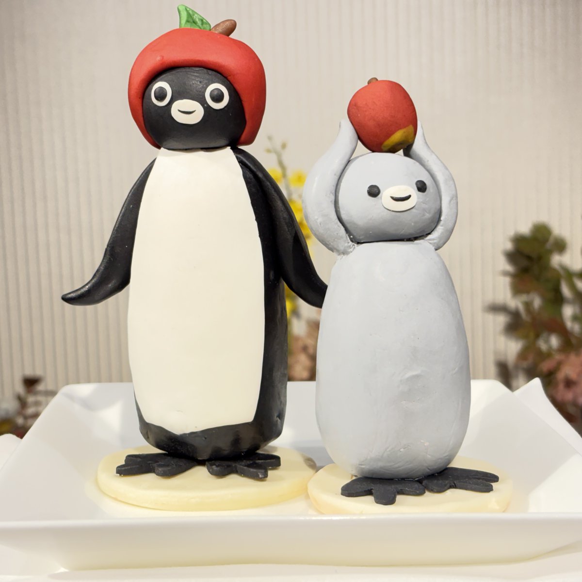 SailfishPenguin's tweet photo. #Suicaのペンギン
#Suicaのペンギンオータムスイーツビュッフェ
#ホテルメトロポリタン池袋

とてもかわいいお帽子のペンギンさんは、マカロンタワーケーキのトップに堂々と立っておりました。
ひなペンちゃんといつも仲良しです。温かな気持ちになりますね。 https://t.co/dRssqh58aC