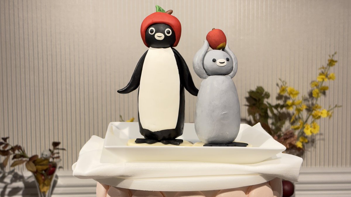 SailfishPenguin's tweet photo. #Suicaのペンギン
#Suicaのペンギンオータムスイーツビュッフェ
#ホテルメトロポリタン池袋

とてもかわいいお帽子のペンギンさんは、マカロンタワーケーキのトップに堂々と立っておりました。
ひなペンちゃんといつも仲良しです。温かな気持ちになりますね。 https://t.co/dRssqh58aC