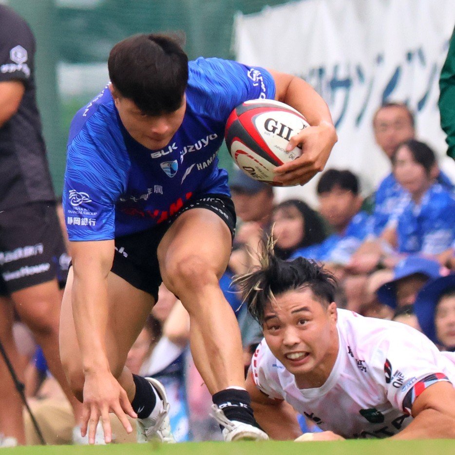 mic550206's tweet photo. 約3ヶ月ぶりの試合観戦。今年活躍する選手は誰だ！？そんな期待を込めてファインダーを覗いてました。海斗君がいい表情してる。今シーズンも期待してます。あと、日本人FW陣にも期待です。スクラムにモール、力強さを感じました。ナイスゲーム！
#レヴニスタ
#静岡ブルーレヴズ
#リーグワンライジング https://t.co/jpLvSCCR1l