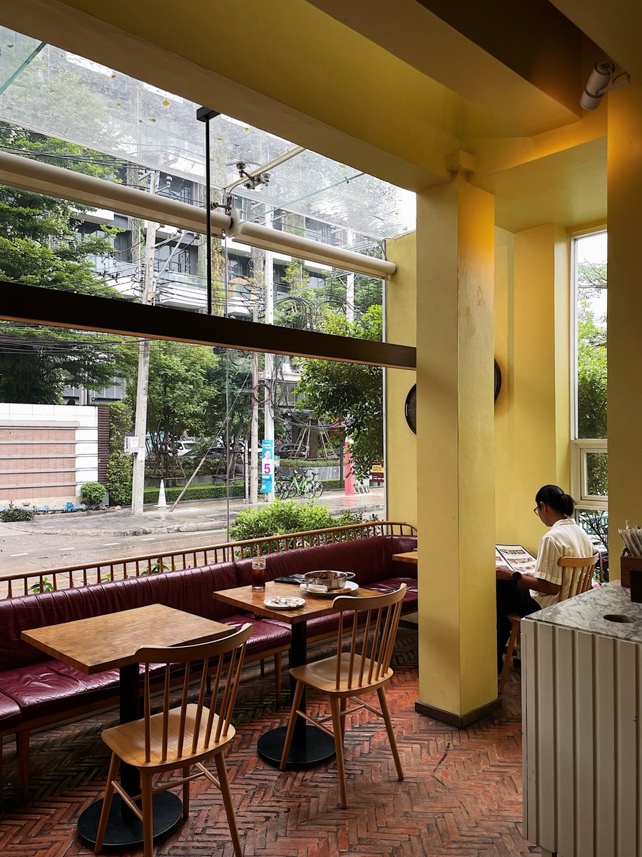 XiaoRodrig5q's tweet photo. A laid-back breakfast spot in the heart of Sukhumvit, just a minute from my hotel. With pastries, paninis, pizzas, craft sandwiches, and more, choosing just one was the hardest part. Perfect for starting the day. Open daily 07:00–19:00. https://t.co/yHS69NIand