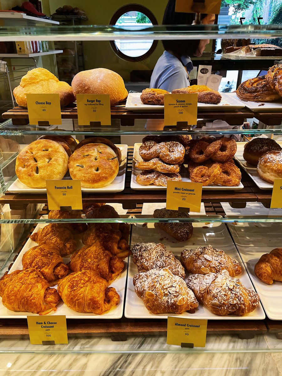 XiaoRodrig5q's tweet photo. A laid-back breakfast spot in the heart of Sukhumvit, just a minute from my hotel. With pastries, paninis, pizzas, craft sandwiches, and more, choosing just one was the hardest part. Perfect for starting the day. Open daily 07:00–19:00. https://t.co/yHS69NIand