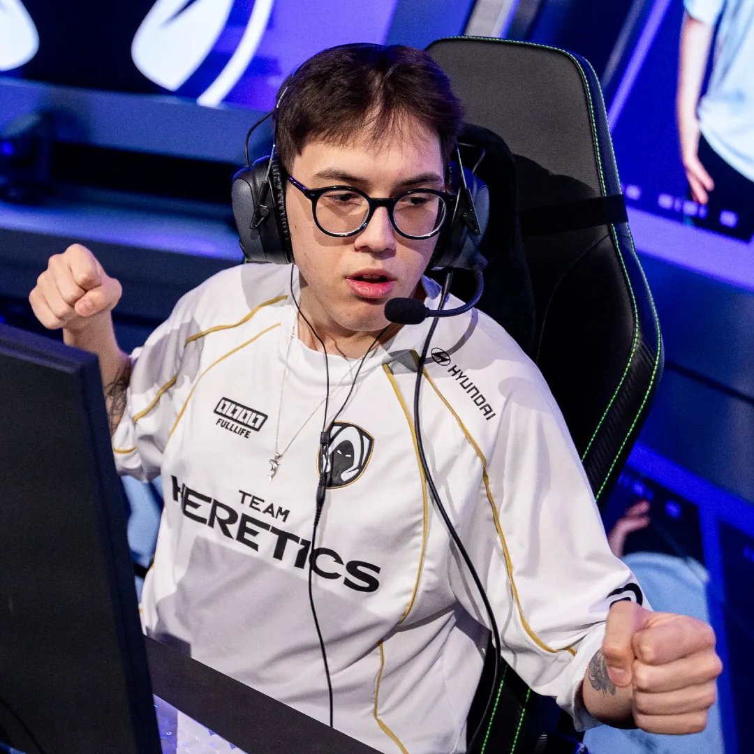 20shwn's tweet photo. 🚨 TEAM HERETICS’ 2027 ROSTER SITUATION 🇪🇸 🚨

With chloric 🇺🇸 reportedly reaching a verbal agreement with Team Heretics, the new VCT 2027 roster rules make Wo0t’s 🇹🇷 situation particularly interesting.

Under the new system, teams must choose a home region/sub-region, with at least 3 of the 5 players needing to be eligible for that region. Existing partnered rosters can retain their 2026 roster even if they don’t initially meet this requirement, but once they make changes, the new roster must comply with the regional rules.

Heretics’ reported core for 2027 is:
🇹🇷 RieNs
🇬🇧 benjyfishy
🇹🇷🇳🇱 hiro
🇺🇸 chloric
❓ Duelist

hiro’s dual nationality gives Heretics additional flexibility, as he can potentially count towards either a European 🇳🇱 or Turkish 🇹🇷 core.

With RieNs already re-signed, hiro set to join and chloric reportedly reaching a verbal agreement, Heretics now need to structure their roster around these regional requirements.

One possible solution would be for Heretics to compete under the Türkiye 🇹🇷 sub-region, where RieNs and hiro could count towards the Turkish core while chloric and benjyfishy occupy the remaining spots.

As things stand, Wo0t 🇹🇷 appears to be outside Heretics’ current 2027 starting roster plans, with the final spot reportedly expected to go to a Duelist. His departure, however, has not been officially confirmed. 👀

#VALORANT 🎮 #VCT 🏆 #TeamHeretics #VCT2027 🚀