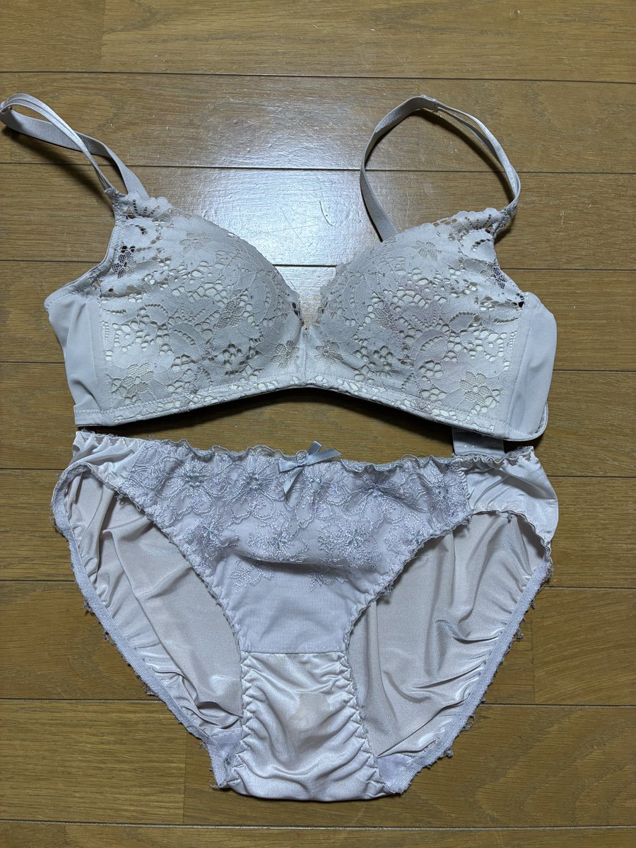 bicepcentr's tweet photo. 昨日の仕事下着で金曜の夜の営みパンツです。中出し精液の流れ出るのを認識しながら仕事をしたと妻より報告がありました。報告通りパンツの表面とクロッチ部分には中出しの痕跡と尿臭が残してました https://t.co/EG4yeciI0p